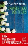 Changer l'eau des fleurs